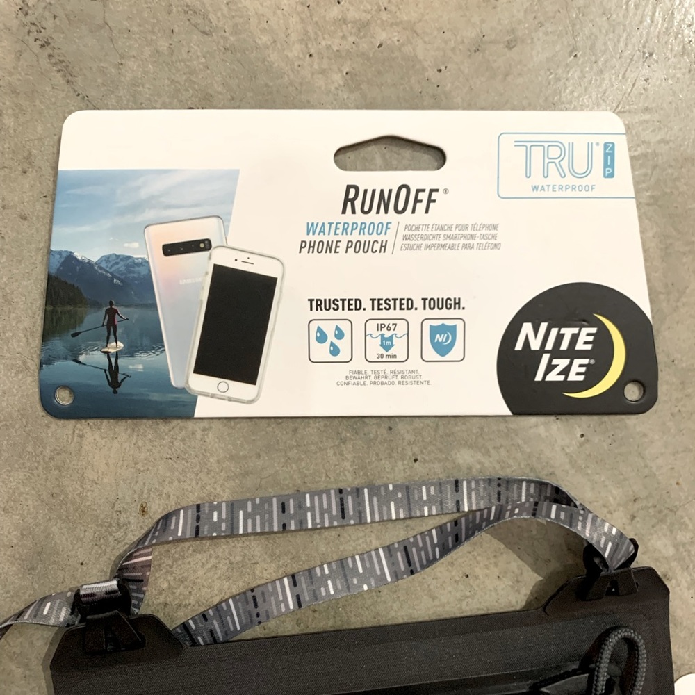 RunOff Waterproof Touchscreen Friendly Phone Pouch 💦 - Picture 8 of 12
